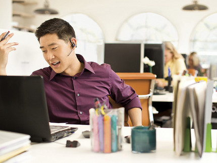 'Man at desk with Voyager Legend UC'