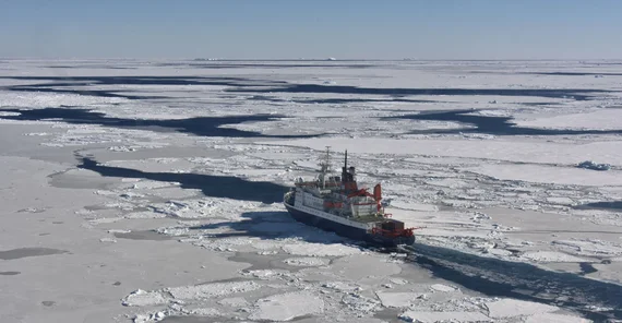 The research icebreaker "Polarstern" in the Weddell Sea | Photo: Winkelmann/Reese