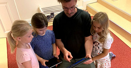 Johannes erklärt das Komponieren mit dem Tablet | Foto: Antje-Horn-Conrad