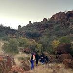 Menschen wandern einen Berg hinauf
