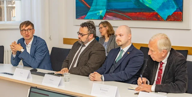 Vertreter der Militärgeschichte an der Universität Potsdam: Prof. Dr. Sönke Neitzel, Dr. Christian E. Rieck, Tim Hörster und General Dr. Klaus Wittmann.