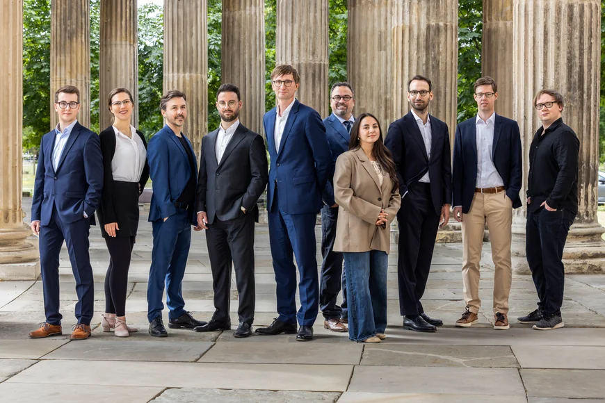 Prof. Neitzel (Mitte) mit seinem Team und den WHKs