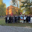 Auf dem Bild sieht man die Studierenden der neuen Jahrgänge des Deutsch-Französischen Studiengangs