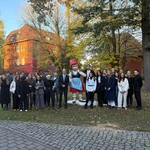 Auf dem Bild sieht man die Studierenden der neuen Jahrgänge des Deutsch-Französischen Studiengangs