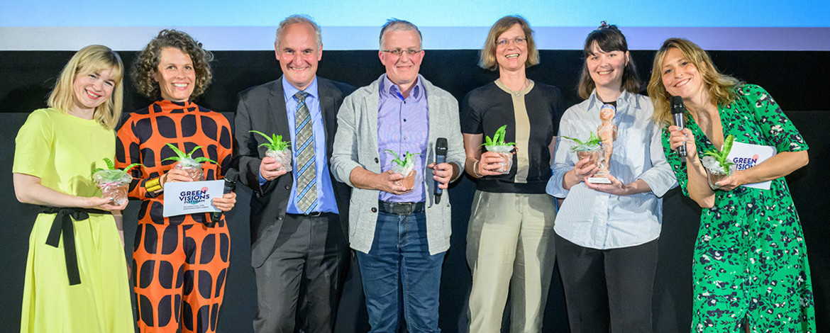 Michael Burkart (Mitte), Anja Linstädter (3.v.r.) und Alexandra Straka (2.v.r.) bei der Verleihung des Potsdamer Klimapreises 2024. - 
