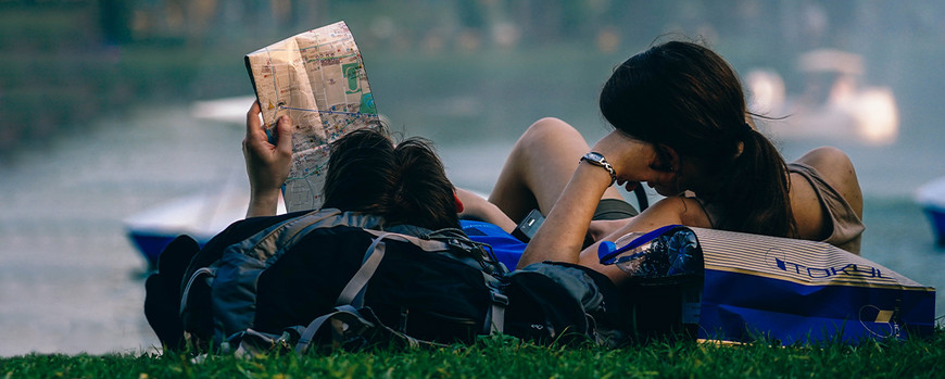 Studierende liegend auf einer Wiese