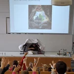Eine Deckenburg im vorderen Bereich eines Hörsaals