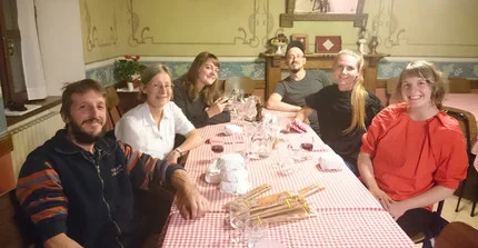 Gruppenfoto der Reisenden beim Abendessen.