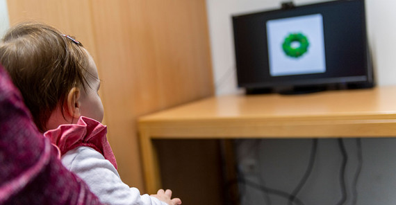 Mathilde beim Experiment im BabyLAB