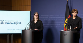 Bundesbildungsministerin Bettina Stark-Watzinger (re.) und die Potsdamer Expertin für digitale Bildung Prof. Dr., Katharina Scheiter (li) bei der offiziellen Vorstellung des Kompetenzverbunds lernen:digital und des Kompetenzzentrums für digitalen Unterricht im MINT-Bereich.