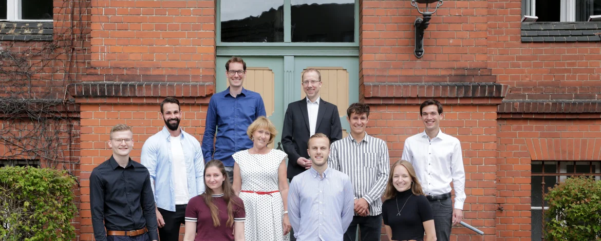 Das Team des Lehrtsuhls für Rechnungswesen und Wirtschaftsprüfung ist vor dem Haus 3 zu sehen. - 