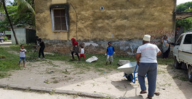 Groß und Klein räumen gemeinsam das Viertel auf. Foto: Dr. Torsten Lipp.