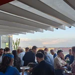 Das Abendessen wurde auf der Dachterrasse bei angeregten Gesprächen eingenommen