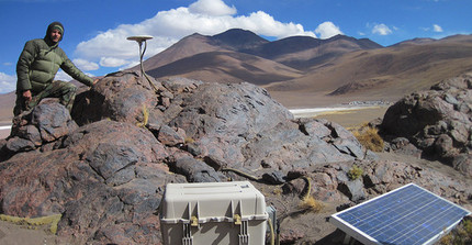 Jonathan Weiss bei der Wartung von GPS-Sensoren zur Aufzeichnung der Bodenbewegungen im Hochland der Anden. Foto: J. Weiss.