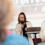 Die Gleichstellungsbeauftragte Christina Wolff hält die Begrüßungsrede.