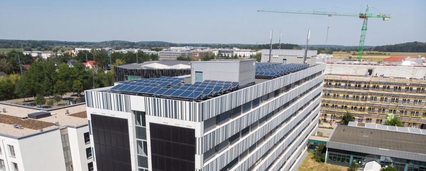 Luftbild einer Drohne vom Campus Golm mit einem schwarz-weiß gestreiften mehrstöckigen Forschungsgebäude