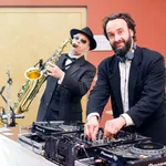 Das Elektro-Swing-Duo beim Sektempfang. Foto: C. Freytag | rotschwarzdesign