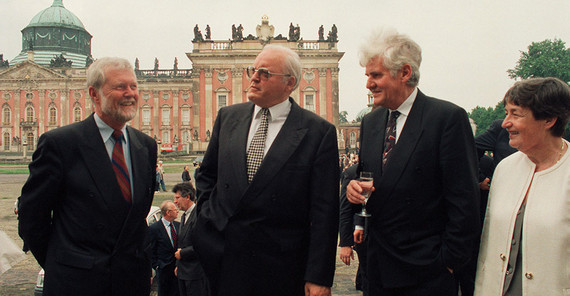 Brandenburgs Wissenschaftsminister Hinrich Enderlein, Bundespräsident Roman Herzog und der Gründungs-Rektor der Uni Potsdam Prof. Dr. Rolf Mitzner (v.l.n.r.), 1994 | Foto: Karla Fritze