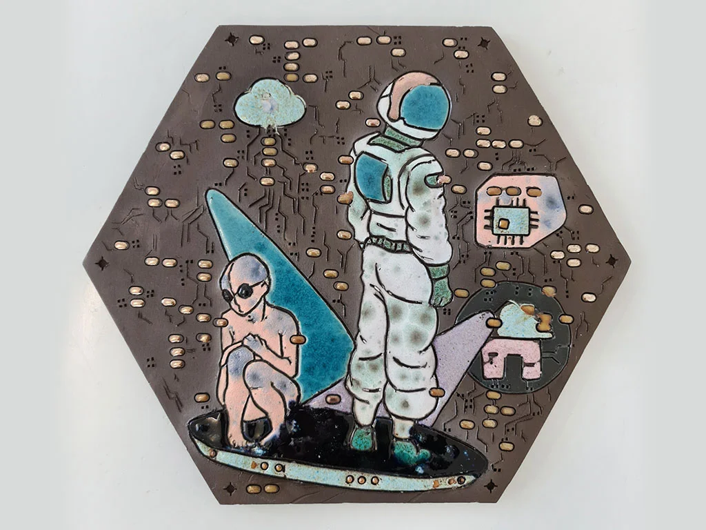 PFA_POST-FUTURISTIC-ARCHEOLOGY_BTP_Hexaginoc-Pictoglyphs-XL07_HUMAN BASICS, 2022 Keramik, schwarzer Ton, glasiert und gebrannt, 55 x 51 x 1 cm Gesamtobjekt in MDF UV-Lack-Vitrine, 57 x 57 x 6 cm