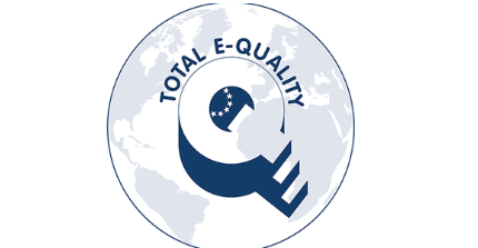 Total E-Quality Logo, mit großem Q und Weltkarte im Hintergrund