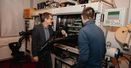 Prof. Neher erklärt Matthias Zimmermann wie die Prototypen neuer Solarzellen gefertigt werden.