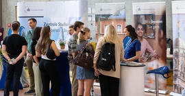 Beratende und Interessenten beim Hochschulinformationstag 2025.