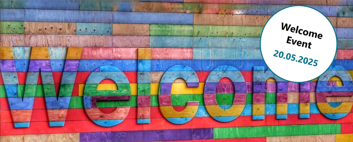 Eine bunte Holzwand mit dem Schriftzug "Welcome". - Welcome Event