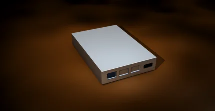 Button zur Unterseite Archiv: Das Bild zeigt eine moderne, silbergraue externe Festplatte aus gebürstetem Aluminium. Sie ist rechteckig und besitzt an einer Schmalseite drei vertiefte Anschlussöffnungen. Die Festplatte liegt auf einem dunklen, schokoladenbraunen Hintergrund.