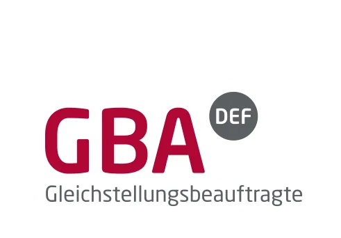 Das GBA-Logo zeigt die Buchstaben „GBA“ in großen roten Schriftzeichen. Rechts oben neben dem „A“ befindet sich ein kleiner dunkelgrauer Kreis, in dem in weißen Buchstaben „DEF“ steht. Unter den Buchstaben „GBA“ steht der Schriftzug „Gleichstellungsbeauftragte“ in grauer Schrift.