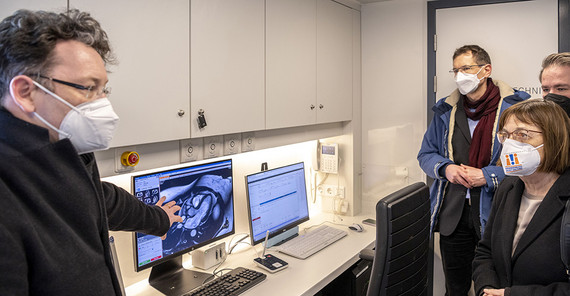 Demonstration des mobilen MRT: Prof. Dr. Sebastian Kelle im Gespräch mit Gesundheitsministerin Ursula Nonnenmacher