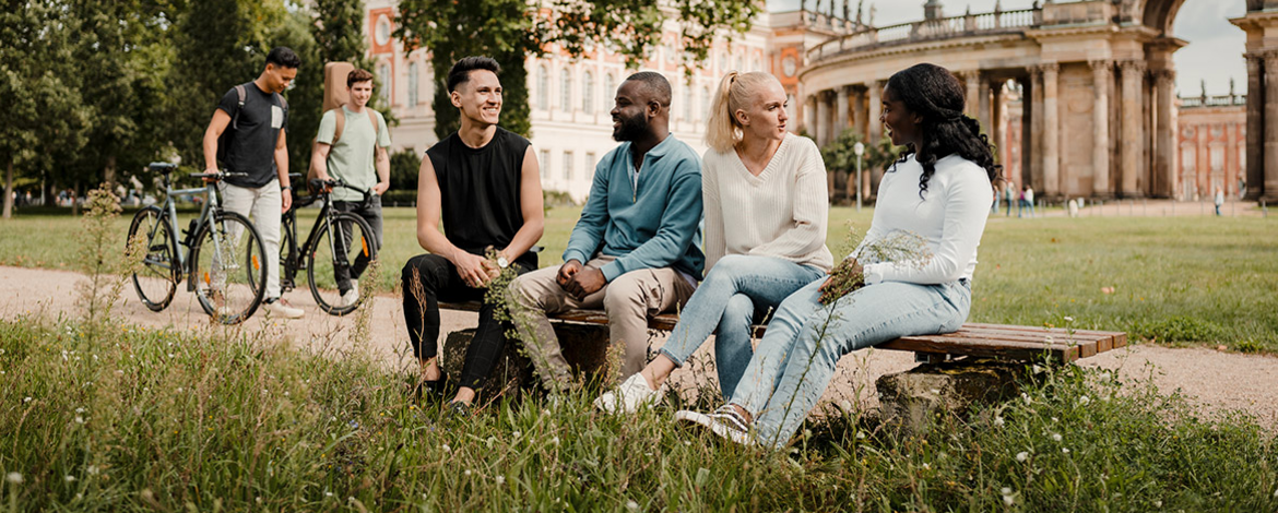 Studierende auf dem Campus am Neuen Palais - 