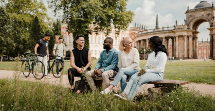 Studierende auf dem Campus am Neuen Palais