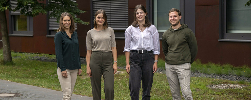 Das Gruppenfoto zeigt die Projektbeteiligten (von links nach rechts: Prof. Dr. Nina Brendel, Lisann-Marie Prote, Annemie Schulze und Jonathan Tietböhl).