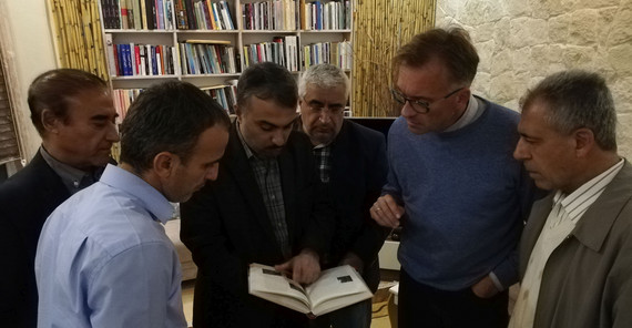 Prof. Hafner (5.v.l.) und irakische Kollegen im Gespräch über die Publikation zum Völkermord an den Jesiden. Foto: Stefan Gatzhammer