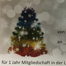 kleiner bunter Tannenbaum auf weißem Schneeflockenhintergrund