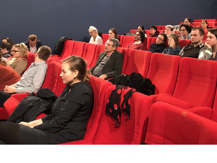 ein roter Kinosaal mit Zuschauern