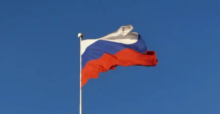 russische Flagge weht im Wind