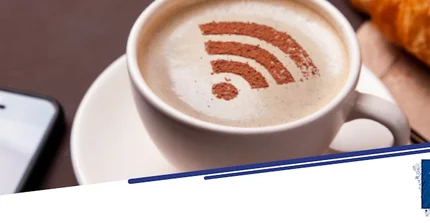 Im Hintergrund eine Tasse Kaffee und ein Croissant zur Ankündigung der Transferfrühstück-Veranstaltung am 10.10.2025 zum Thema „ZIM-Förderrichtlinie”.