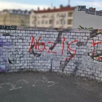 13- Vorne: Poster "Chill mal Berlin" und Schrift "Nazis raus" an einer Brücke in Berlin, Mitte (Englisch, Deutsch). Hinten: Schrift an der Häuserfassade und Graffiti der Graffiticrew "Berlin Kidz" in Berlin, Prenzlauerberg (Deutsch).