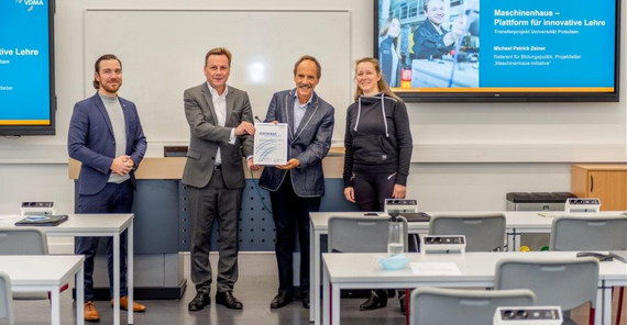 Übergabe des Maschinenhaus-Zertifikats zum Abschluss des Transferprojekts durch VDMA-Bildungsreferent Michael Patrick Zeiner an Uni-Präsident Prof. Oliver Günther, PhD, und den Direktor des IfI, Prof. Dr. Christoph Kreitz. Das Foto ist von Tobias Hopfgarten