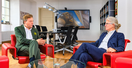 The President of the University of Potsdam, Prof. Oliver Günther, Ph.D., in conversation with Dr. Silke Engel, spokesperson for the university.