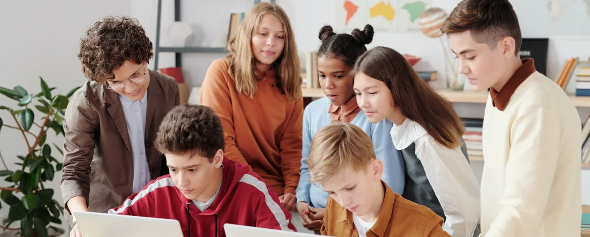 Lehrerin mit Schülern - 