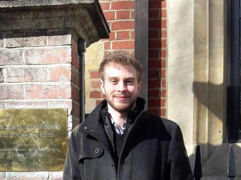 Niklas Ebert vor dem Gebäude des IISS.