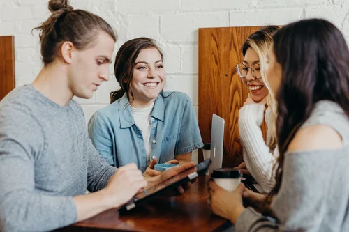 Diskussion vierer Jugendlicher am Tisch sitzend