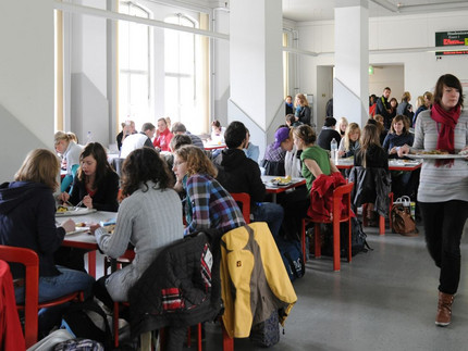 Hochschul-Mitglieder essen gemeinsam in einer Mensa. Foto: Karla Fritze