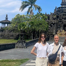 Studierende posieren vor dem Bajra Sandhi Monument, Denpasar.