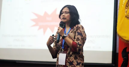 Noverra M. Nizardo doing a presentation