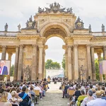 Abschlussfeier 2021/2022 vor der Kulisse an der Kolonnade.