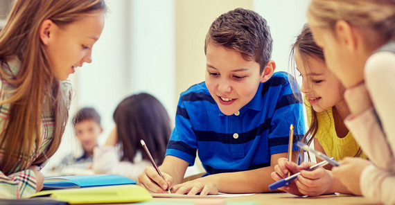 Experiment in der Schule. | Foto: AdobeStock/Syda Productions