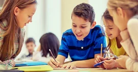 Experiment in der Schule. | Foto: AdobeStock/Syda Productions